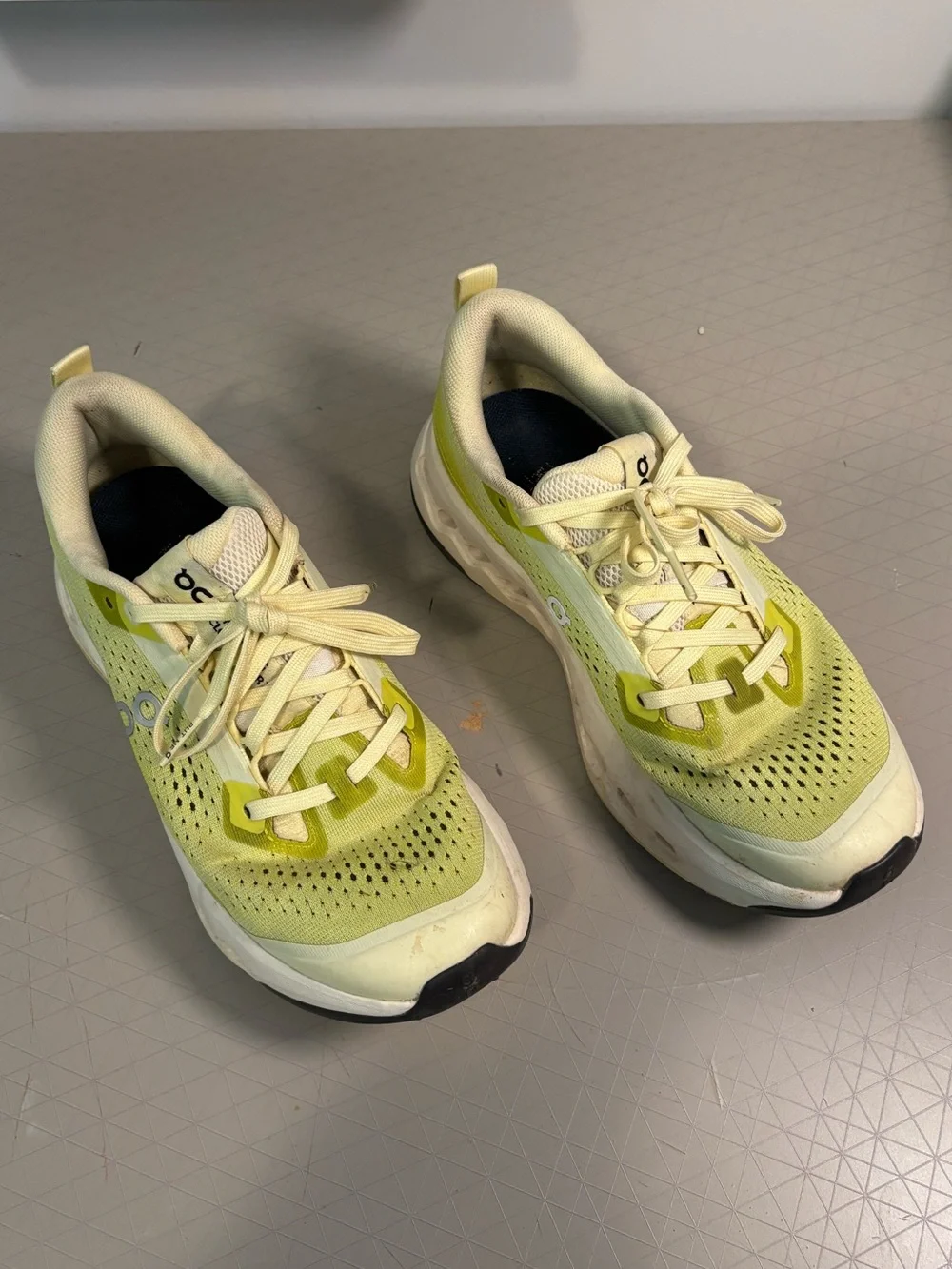On Cloudsurfer Trail 2 in Ivory | Lime size 8 - Picture 2 of 8